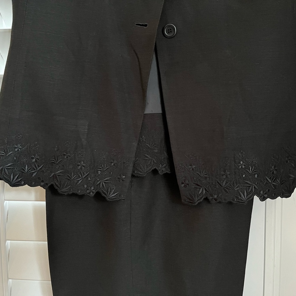 Kasper Black  10p Linen 2- piece Short Sleeve Embroidered Pant Suit